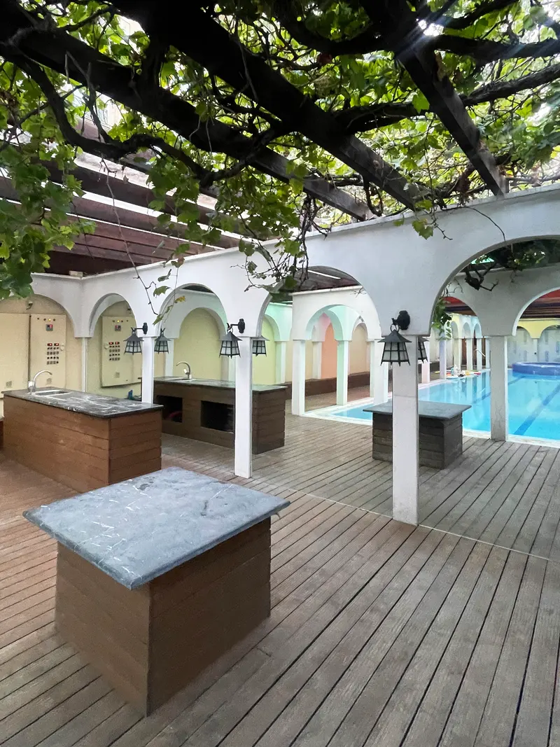 استخر، فضای سبز و زمین تنیس، مهدکودک جیکو فرشته