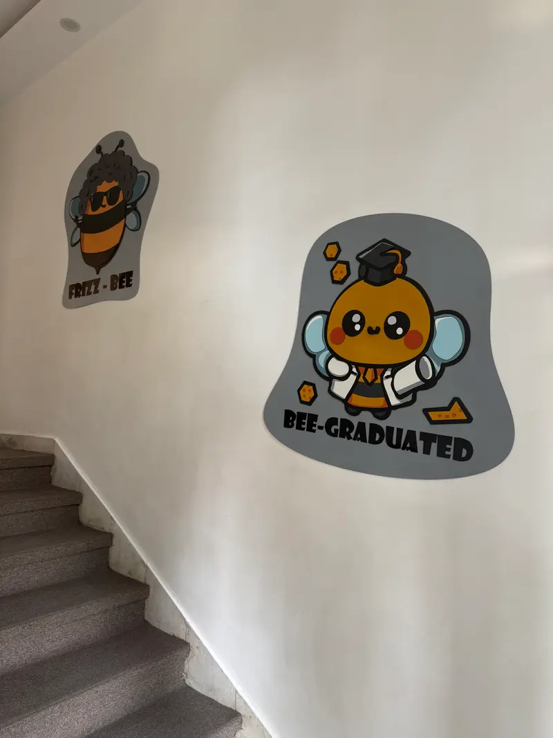 Bee-Graduated — راهرو با کانسپت زنبور، مهدکودک قندعسل