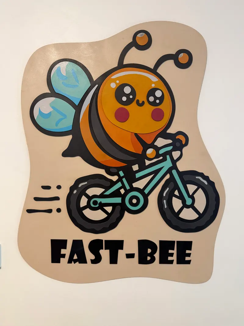 Fast-Bee — راهرو با کانسپت زنبور، مهدکودک قندعسل