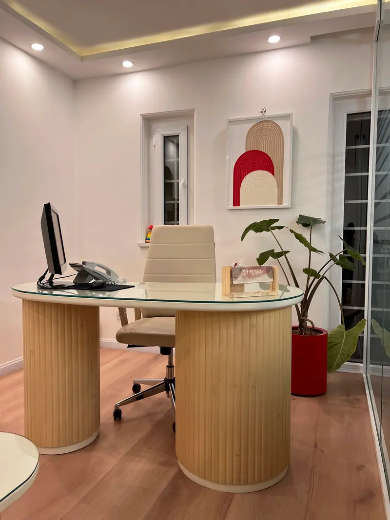 لابی و مدیریت، مهدکودک قندعسل